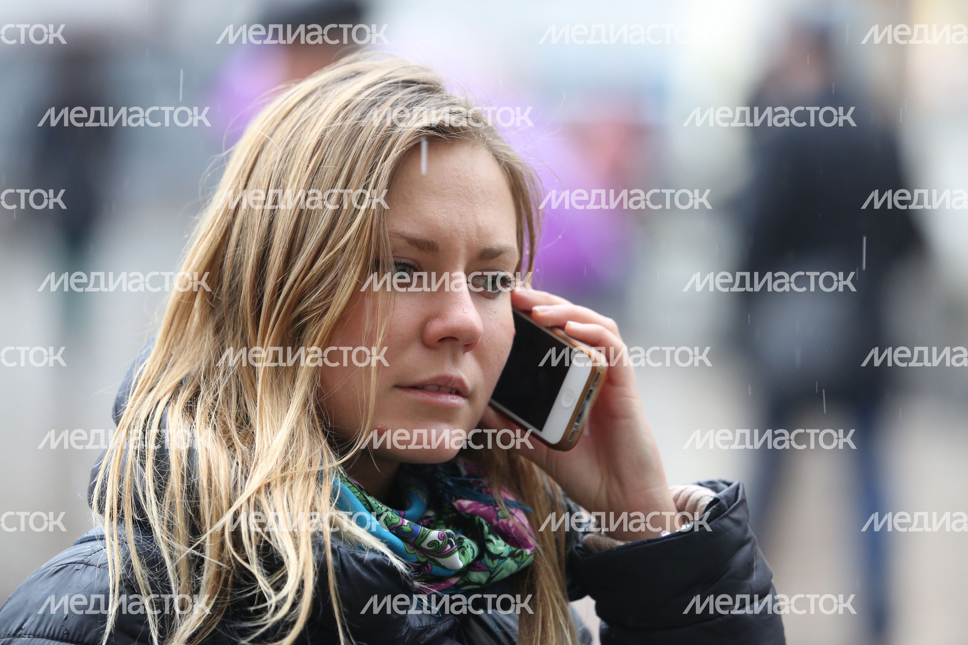 Девушка разговаривает по телефону в Москве Девушка разговаривает по телефону в Москве
