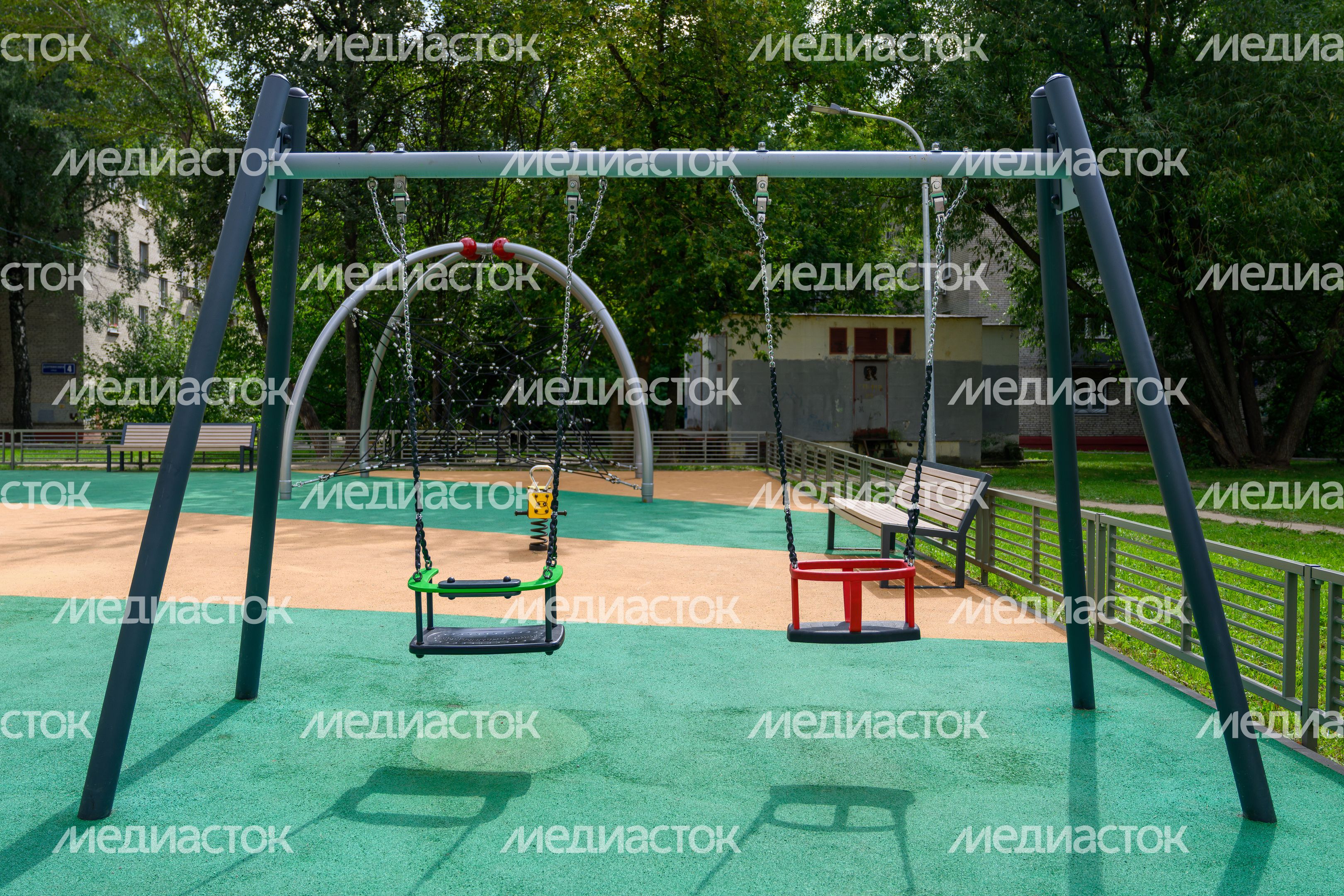 Благоустройство детской площадки на улице Дзержинского в Реутове
