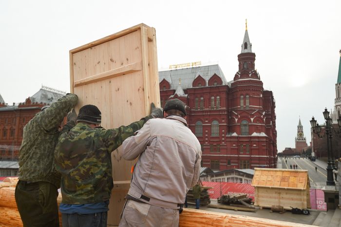 Монтаж инсталляций для фестиваля «Московская Масленица» на Манежной площади