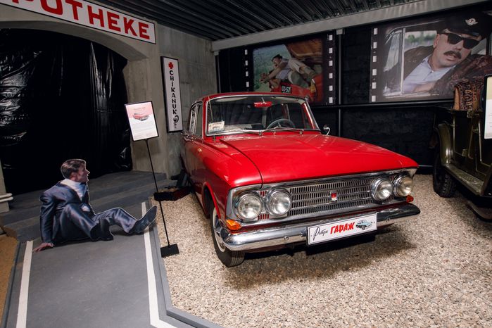 Советский автомобиль «Москвич»-408 в музее «Ретро-гараж» в Сергиевом Посаде