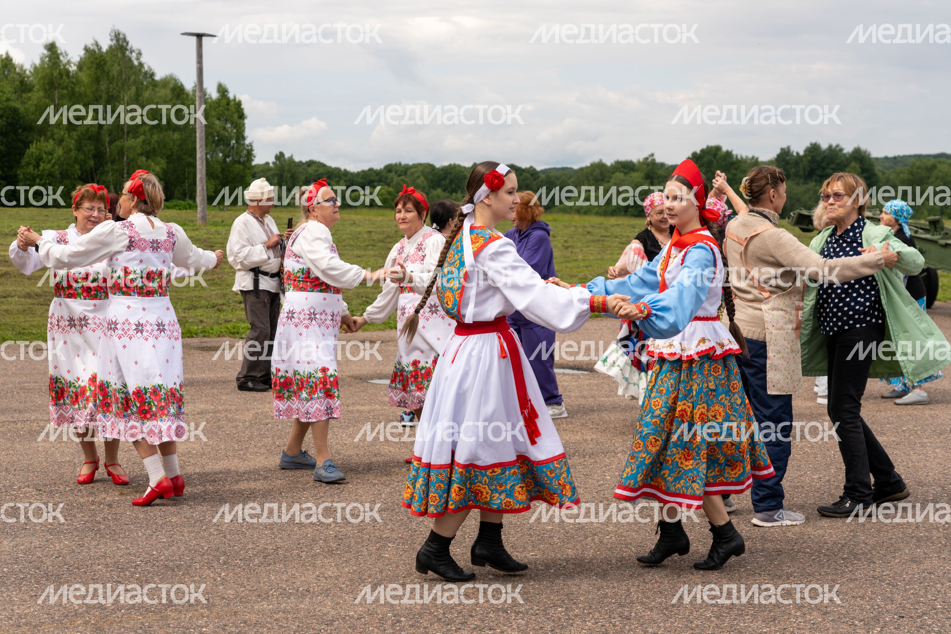 Развлекательная программа для гостей гастрономического фестиваля «Каша из топора на полях Бородина» на Бородинском поле