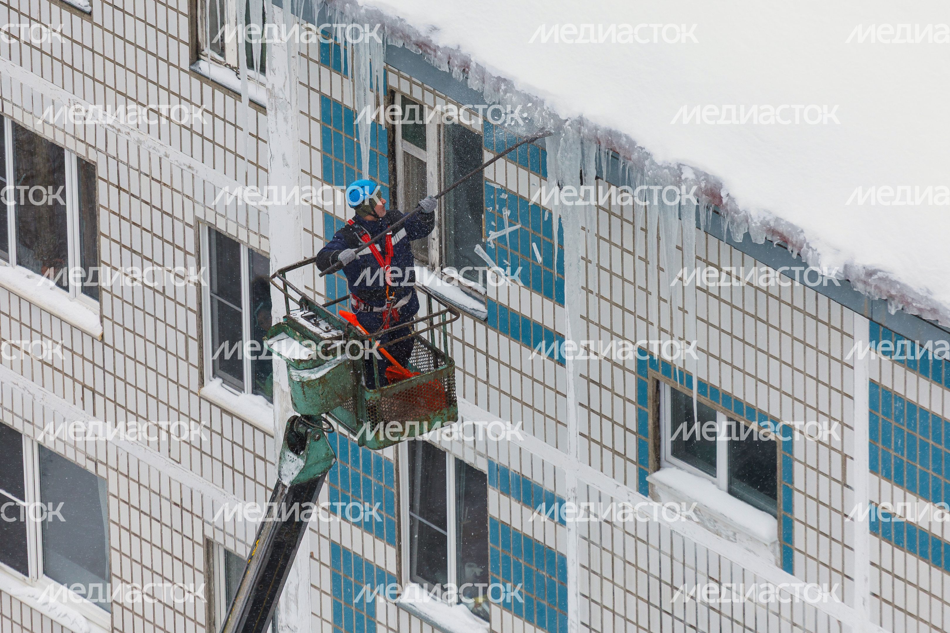 Очистка крыши многоквартирного дома на улице Чайковского в Лобне от сосулек Очистка крыши многоквартирного дома на улице Чайковского в Лобне от сосулек