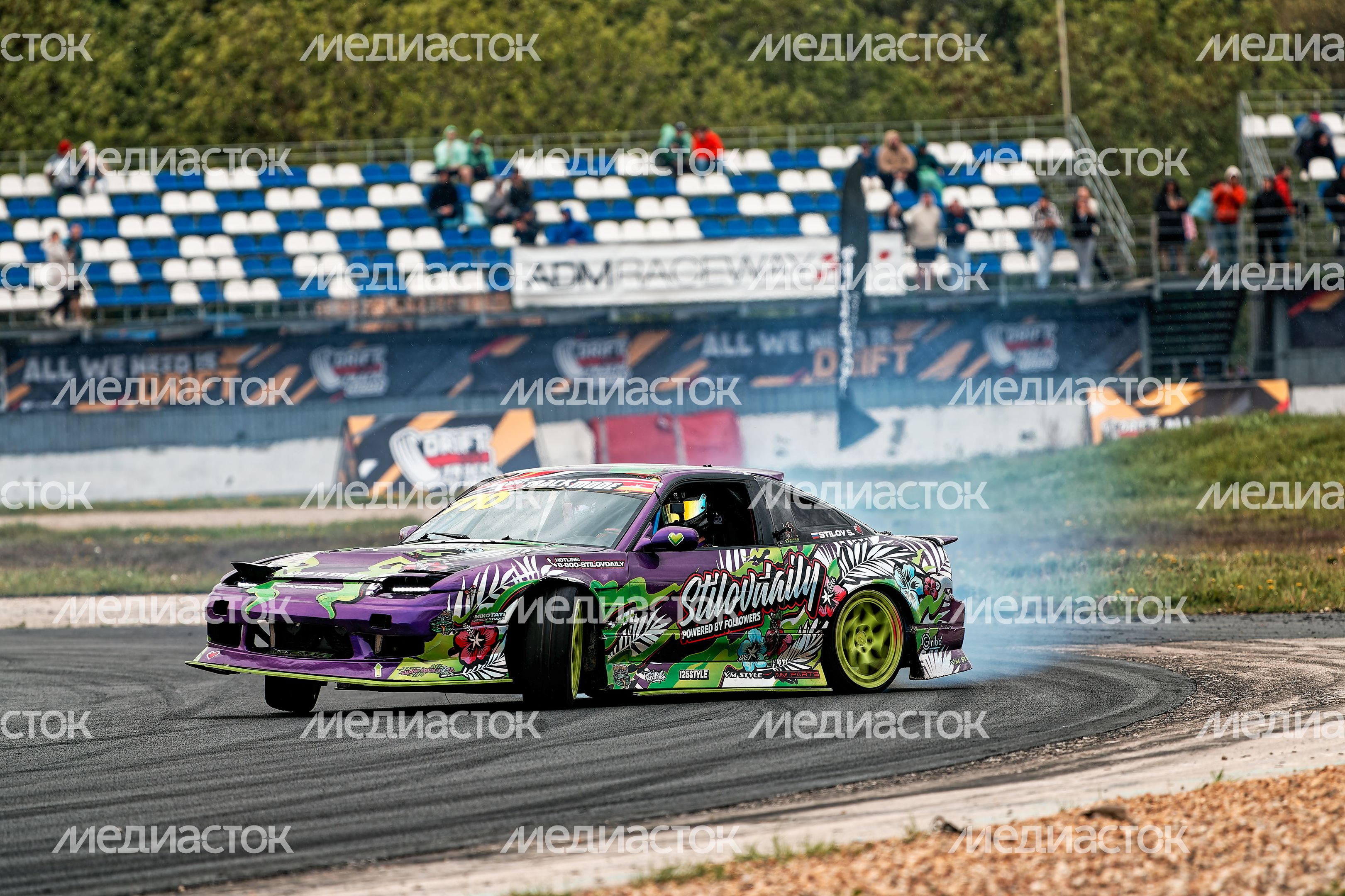 Гонка автомобилей на дрифт-фестивале скорости и драйва Drift Expo Track Mode 2025 Гонка автомобилей на дрифт-фестивале скорости и драйва Drift Expo Track Mode 2025