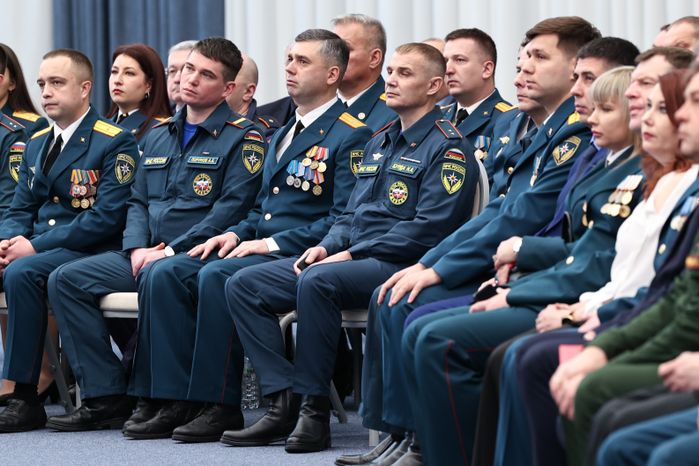 Сотрудников МЧС поздравили с Днем спасателя и 35-летием ведомства