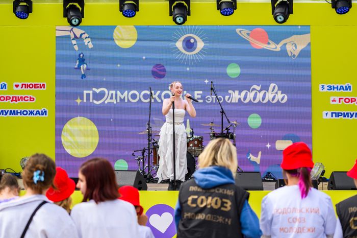 Певица Василиса Бушуева из Подольска на Дне молодежи в Пестовском парке округа Балашиха