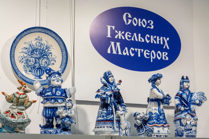 Художественные изделия из Гжели на выставке «Уникальная Россия»