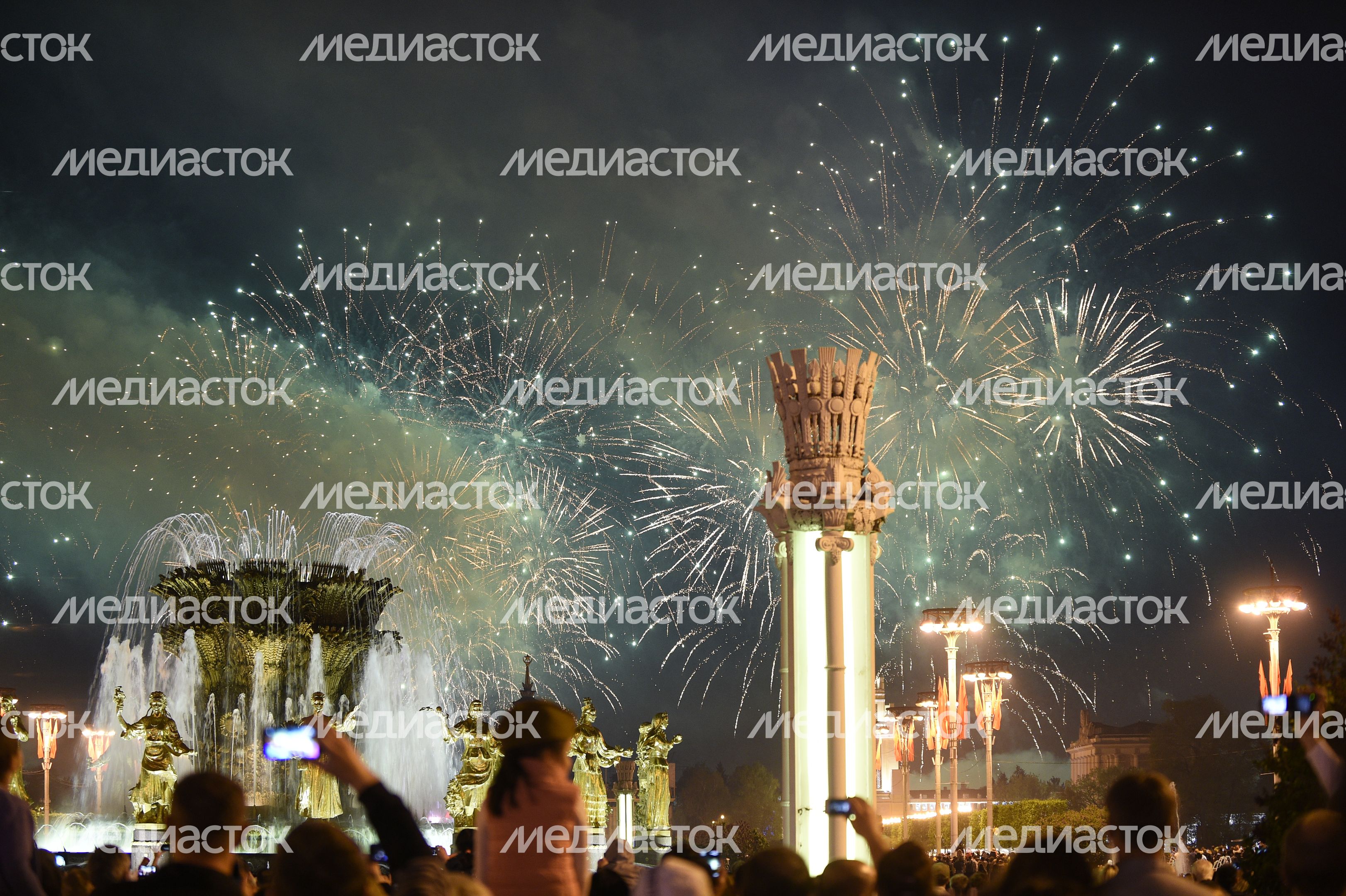 Салют в честь Дня Победы на ВДНХ в Москве