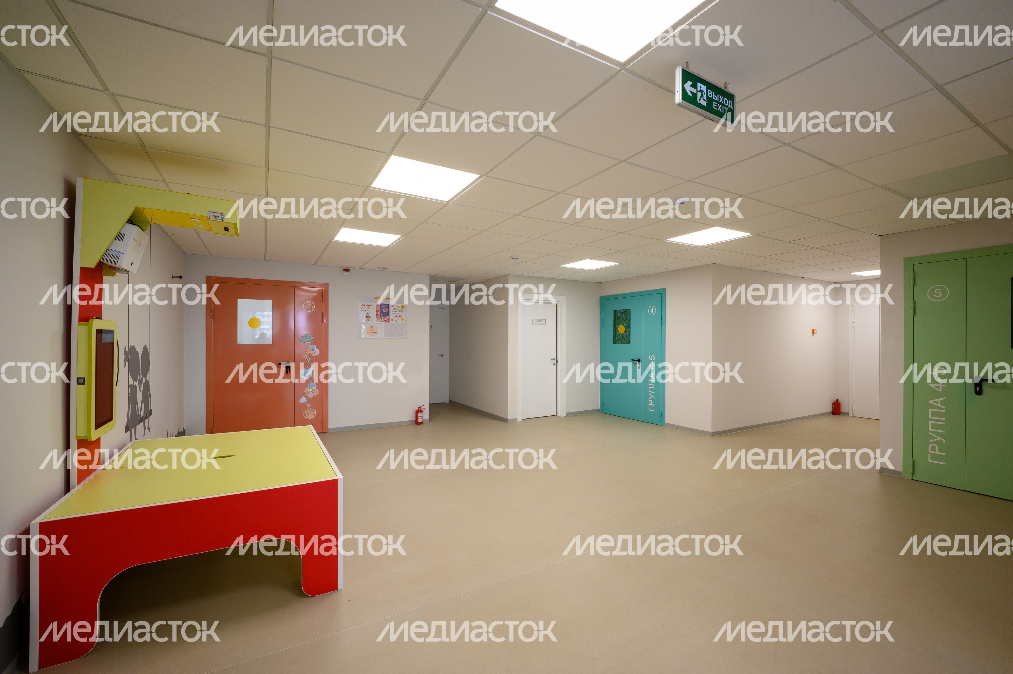 Зона ожидания в коридоре нового детского сада «Аистенок» в ЖК «Новое Медведково» в Мытищах Зона ожидания в коридоре нового детского сада «Аистенок» в ЖК «Новое Медведково» в Мытищах