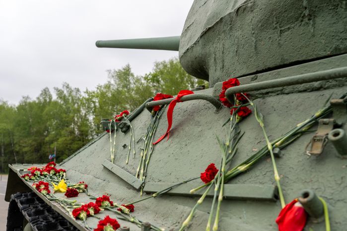 Памятник танку Т-34-85 у Ленино-Снегиревского военно-исторического музея в Ленино округа Истра