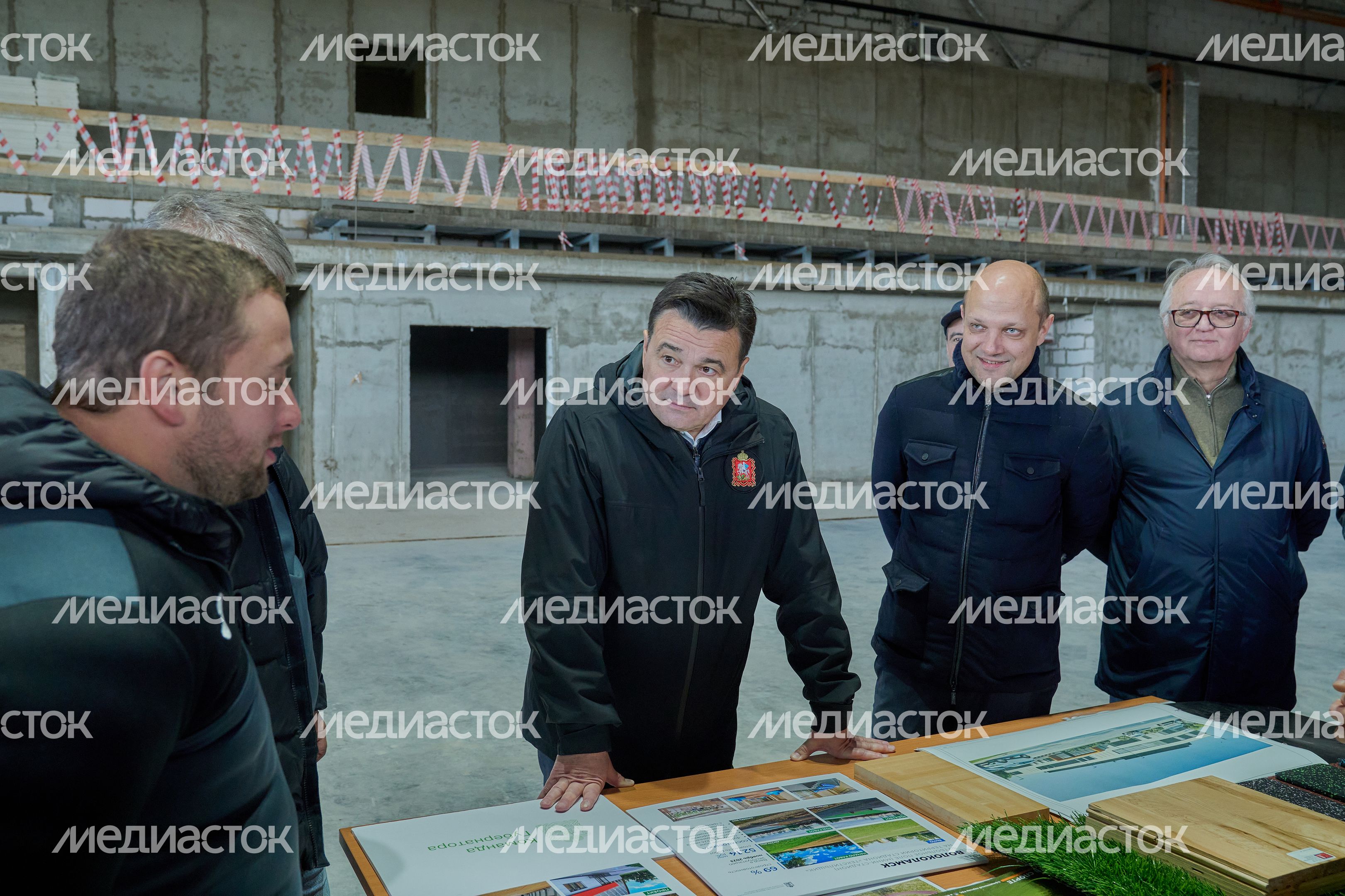 Проверка хода строительства ФОКа с крытым катком в Волоколамске Губернатором Подмосковья