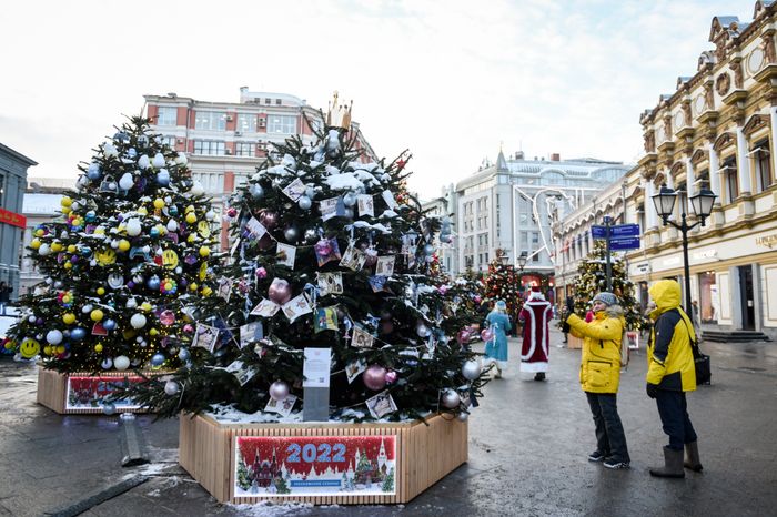 Открытие выставки дизайнерских елок на Кузнецком мосту