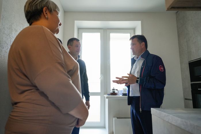 Андрей Воробьев поздравил с новосельем жителей нового МКД в Лыткарино