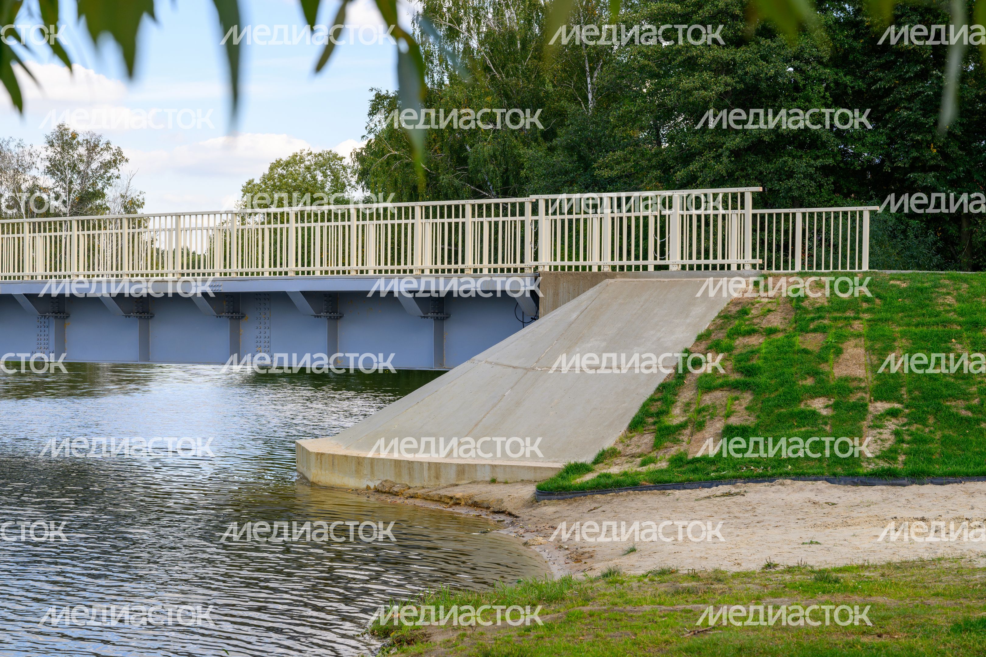 Новый Телешовский мост через реку Македонку в Малаховке округа Люберцы Новый Телешовский мост через реку Македонку в Малаховке округа Люберцы
