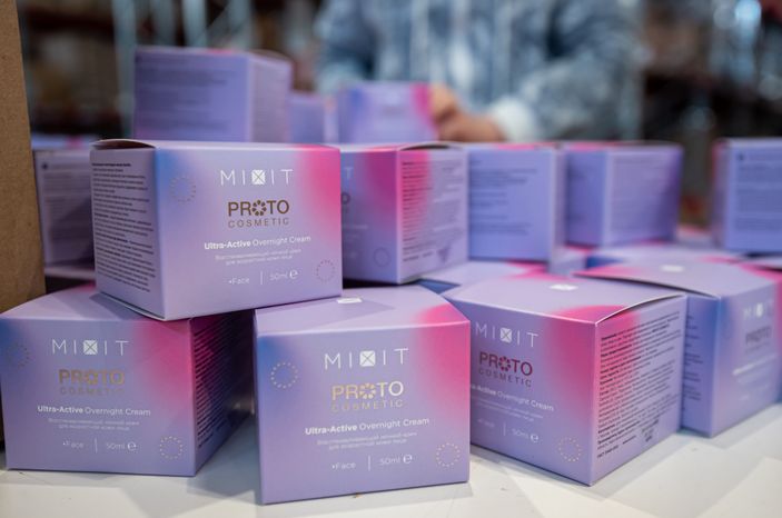 Процесс работы фабрики косметического бренда Mixit