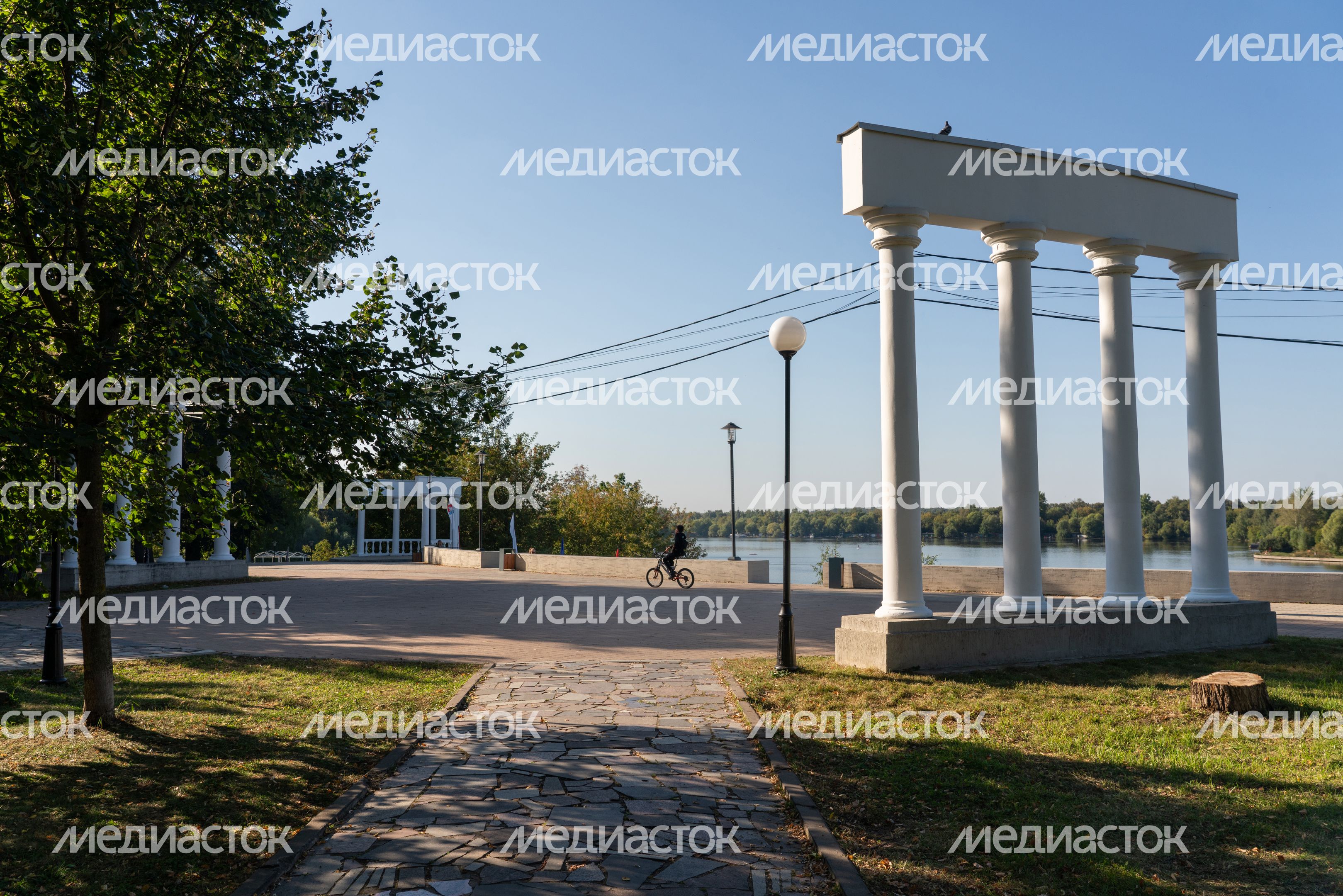 Благоустроенная набережная в Юсуповском сквере города Долгопрудный Благоустроенная набережная в Юсуповском сквере города Долгопрудный