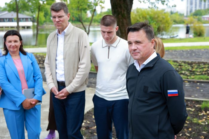 Андрей Воробьев и Денис Кравченко проверили ход благоустройства набережной пруда "Москвич" в Лобне