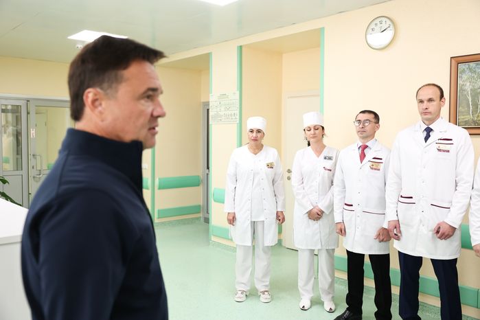 Андрей Воробьев наградил медиков в госпитале Росгвардии в Балашихе