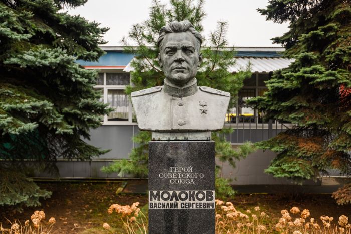 Бюст Героя Советского Союза Василия Сергеевича Молокова у Молоковской школы в Ленинском округе