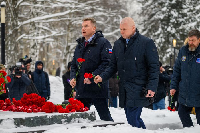 Возложение цветов к памятнику первому космонавту Юрию Гагарину в Звездном городке