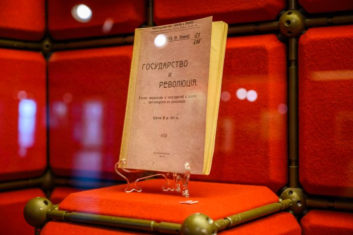 Выставка «Любовь к жизни», приуроченная к 155-летию со дня рождения В.И. Ленина, в музее-заповеднике «Горки Ленинские»