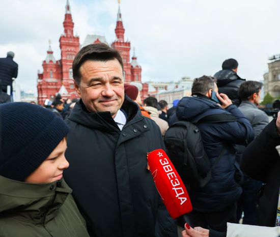 Андрей Воробьев вместе со своими детьми и семьей Героя России посетил Парад Победы