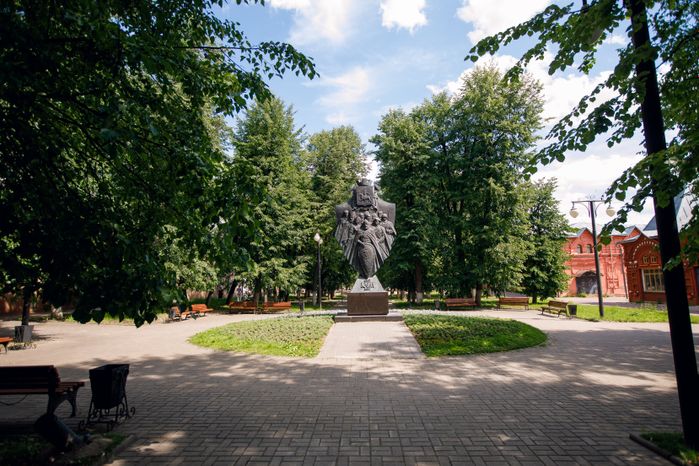 Памятник в честь 700-летия Клина