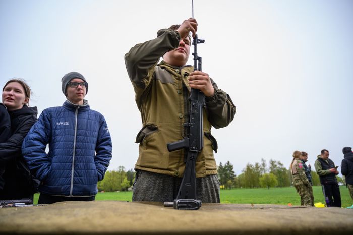 Военно-патриотическая игра «Юнармия, вперед!», посвященная Дню Победы, в Горках Ленинских