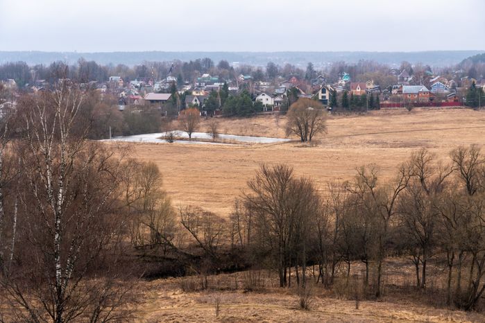 Вид на поле от стен Саввино-Сторожевского монастыря в Звенигороде