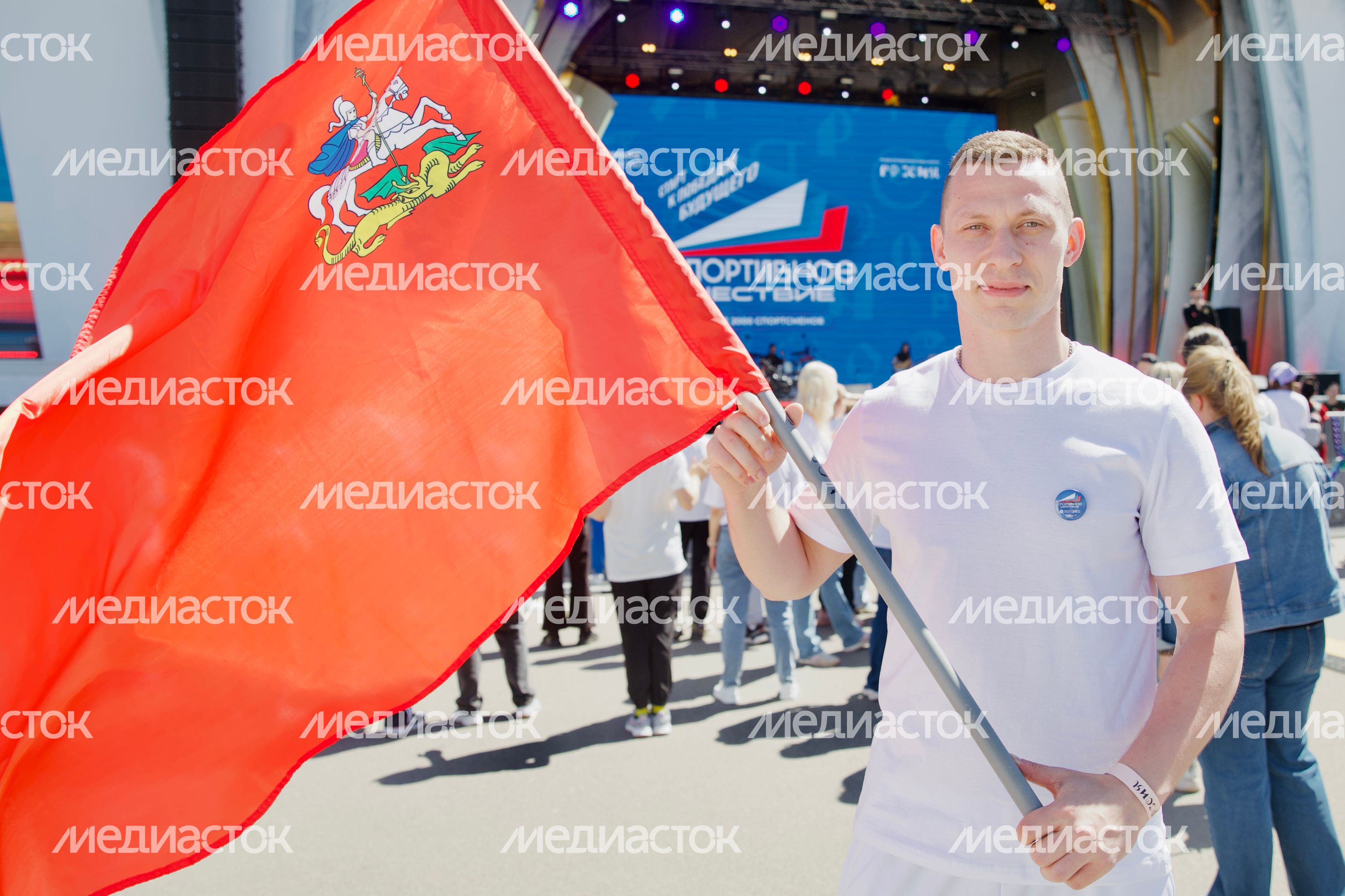 Подмосковные спортсмены с семьями присоединились к параду-шествию на ВДНХ