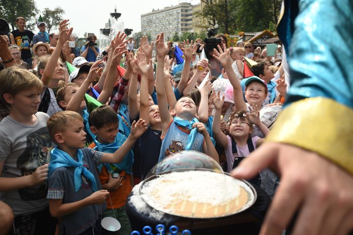 Шоу мыльных пузырей на Пушкинской площади в Москве