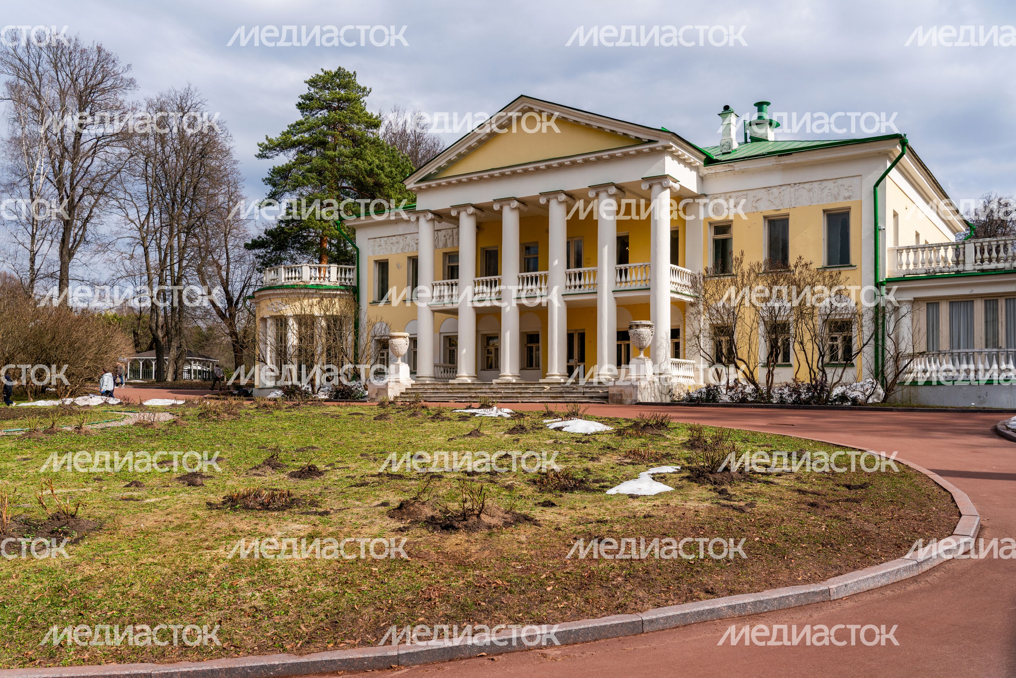 Главный дом усадьбы Горки Ленинские весной