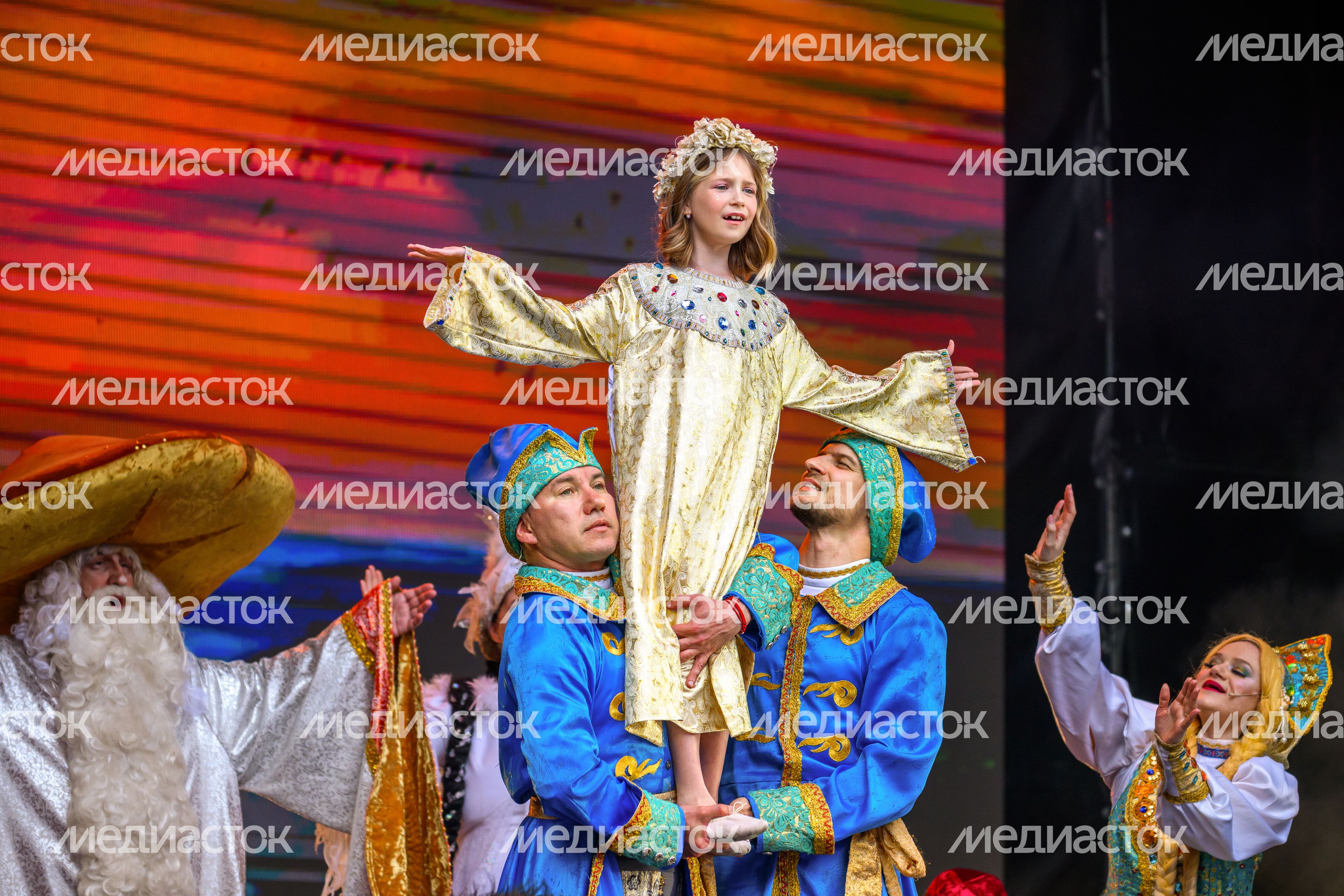 Спектакль «Лукоморье» по сказкам А. Пушкина на Литературном фестивале «Проект: Поэт» в усадьбе Вяземы Спектакль «Лукоморье» по сказкам А. Пушкина на Литературном фестивале «Проект: Поэт» в усадьбе Вяземы