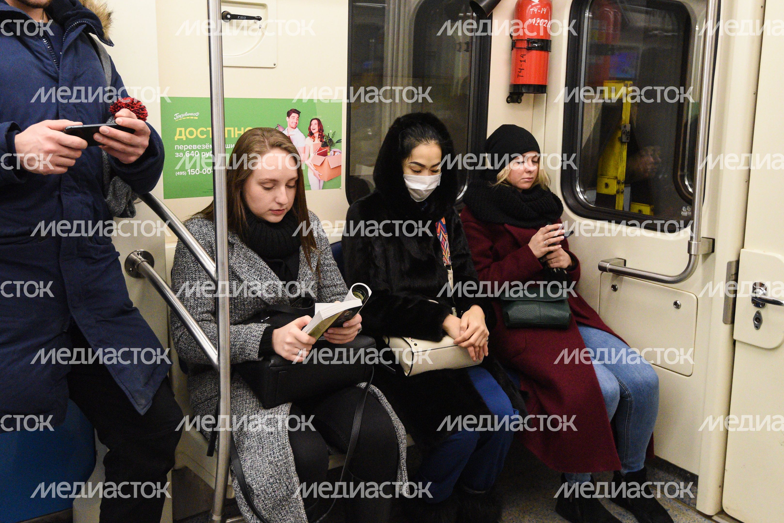 Люди в масках в период эпидемии коронавируса