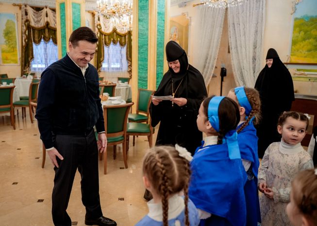 Андрей Воробьев поздравил с Новым годом воспитанниц детского приюта при Покровском монастыре