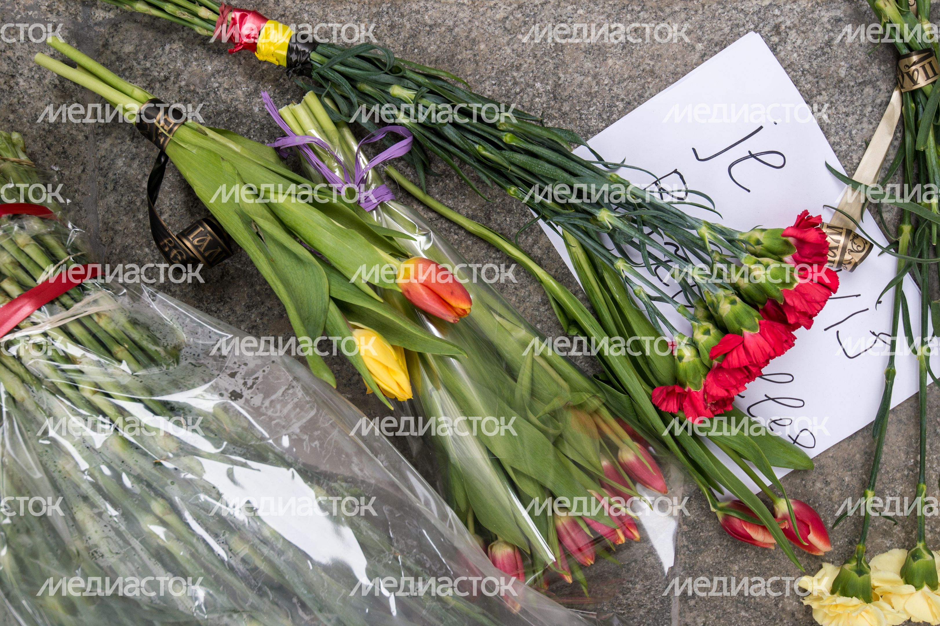 Москвичи несут цветы к посольству Бельгии