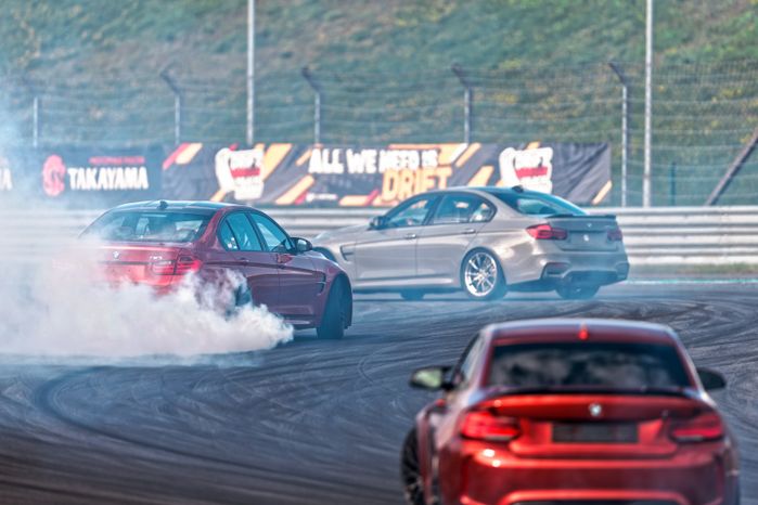 Дрифт-гонка автомобилей по автодрому Moscow Raceway на фестивале «Дрифт Экспо» в Волоколамске