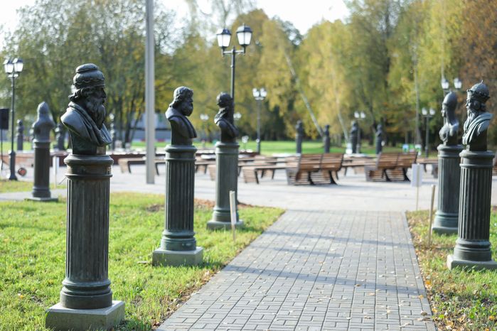 Бюсты в Аллее правителей в усадьбе Татищева под Солнечногорском