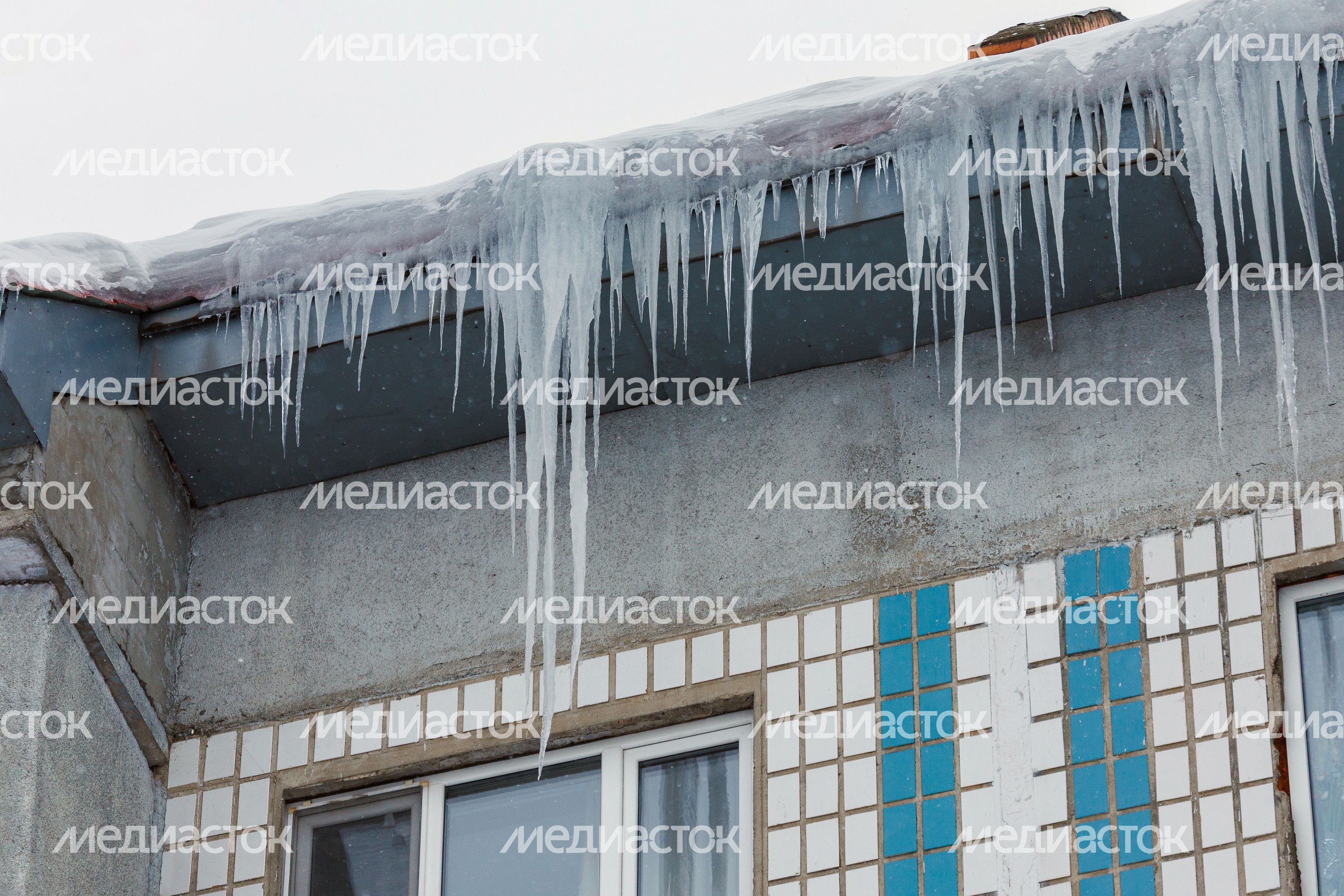 Очистка крыши многоквартирного дома на улице Чайковского в Лобне от сосулек Очистка крыши многоквартирного дома на улице Чайковского в Лобне от сосулек