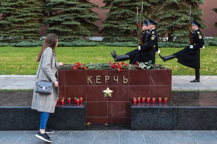 Возложение цветов к мемориалу города Керчь в Москве