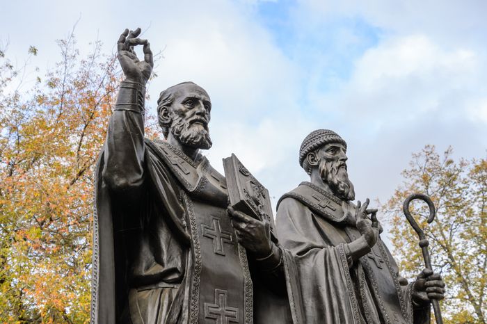 Котельники. Памятник святителям Спиридону Тримифунтскому и Николаю Чудотворцу