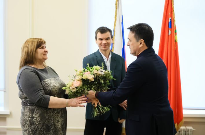 Вручение Губернатором Ордена Мужества добровольцу из Подольска