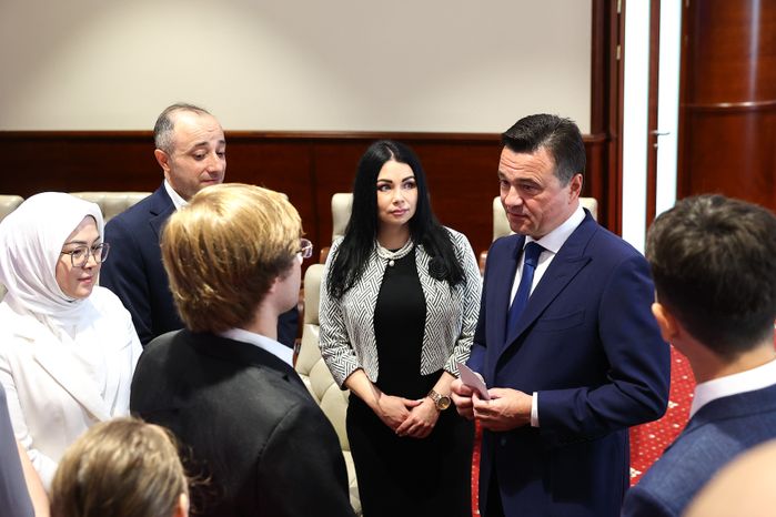 Андрей Воробьев наградил подростков, спасших людей в «Крокусе», а также работников образования и культуры