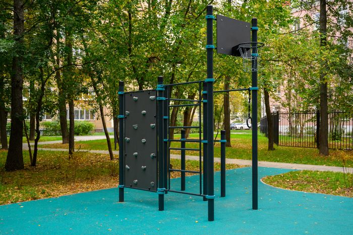 Спортивная площадка в сквере на улице Крупешина в Балашихе