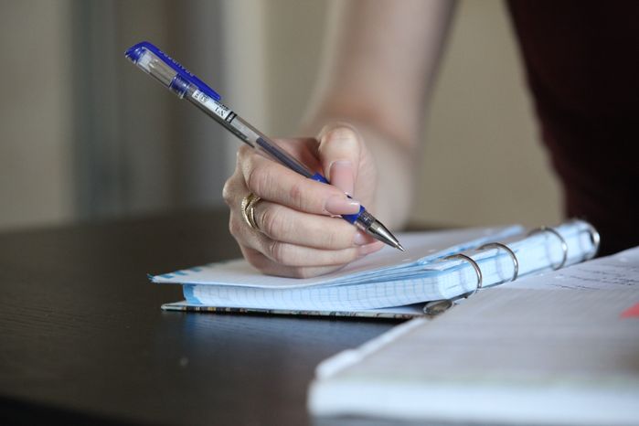 Студентка готовится к сдаче сессии в институте