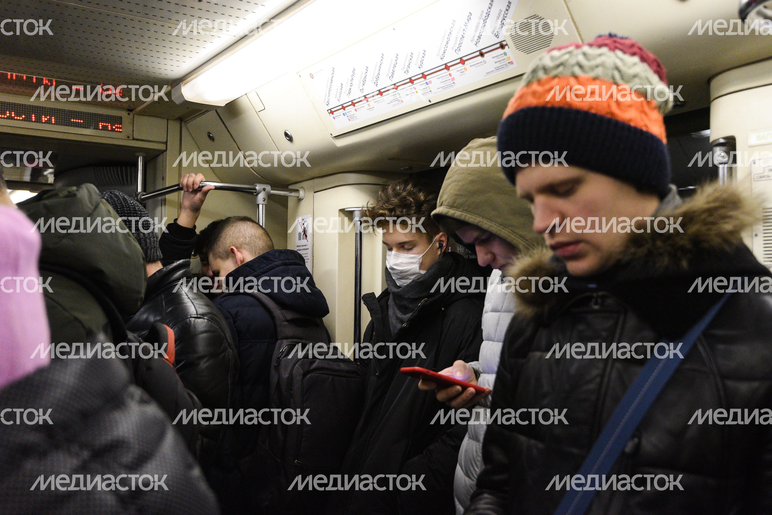 Люди в масках в период эпидемии коронавируса