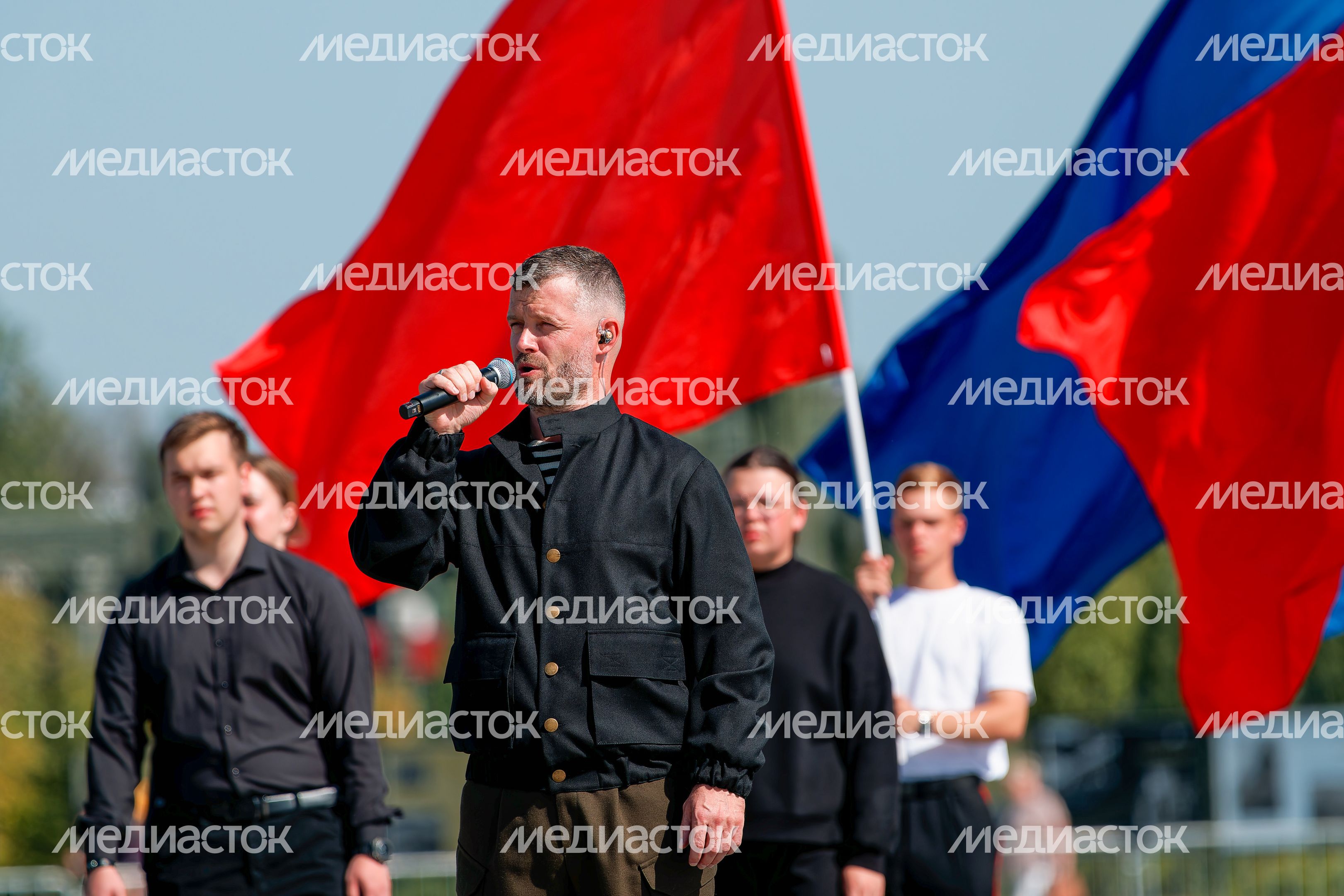 Выступление творческих коллективов на военно-музыкальном фестивале «Спасская башня» у Главного храма ВС РФ