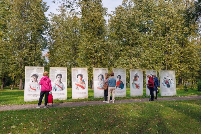 Парк на территории усадьбы Белая дача в Котельниках осенью