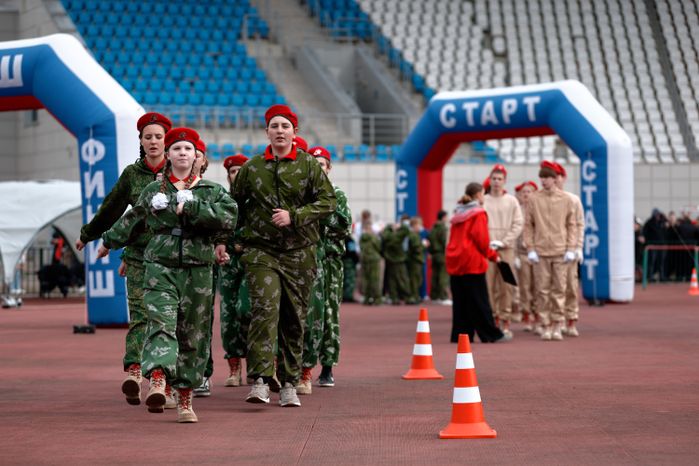 Смотр строя и песни показали школьники в военно-патриотической игре «Наследники Победы» в Подольске