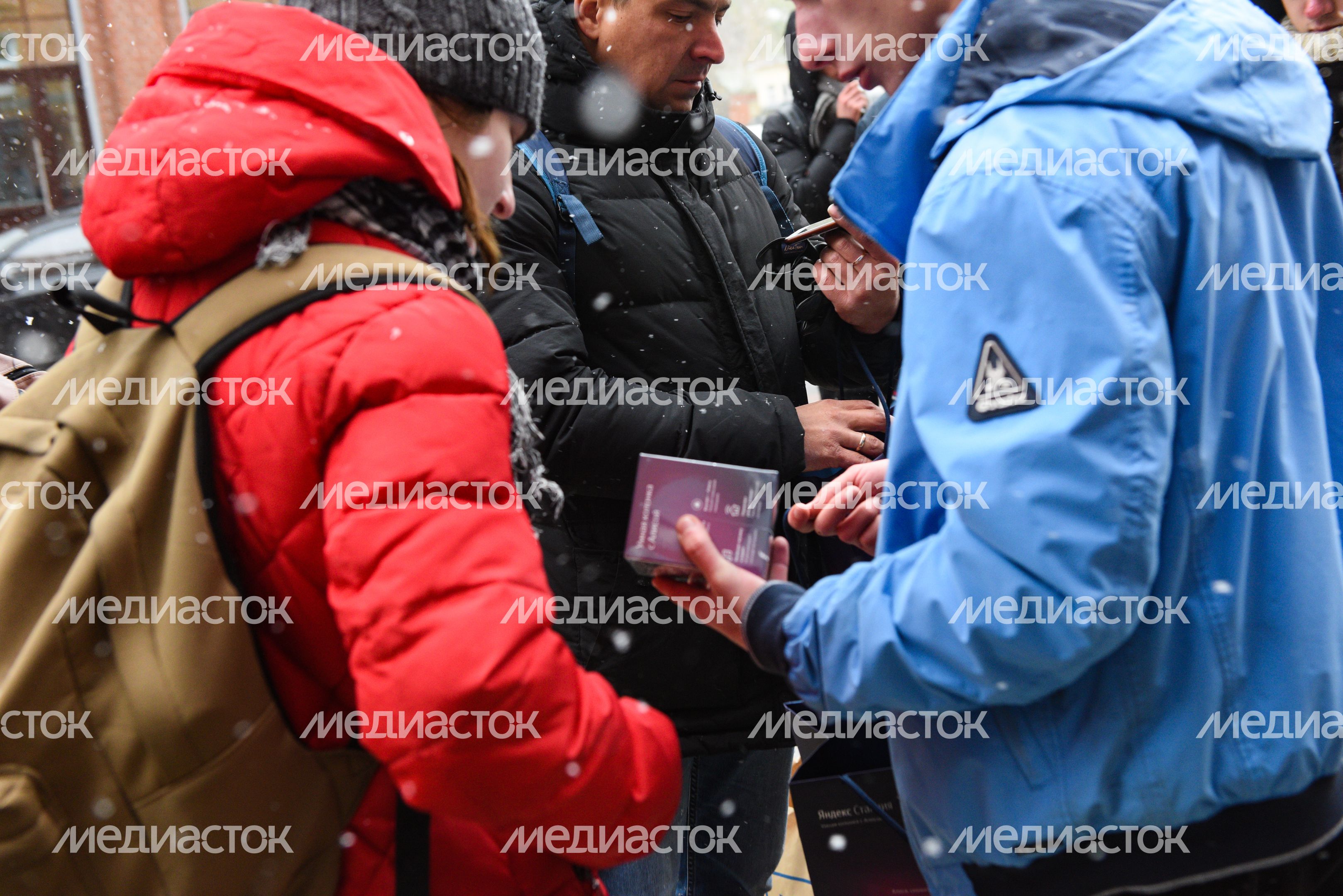 Очередь за бесплатными колонками «Яндекса» в Москве Очередь за бесплатными колонками «Яндекса» в Москве