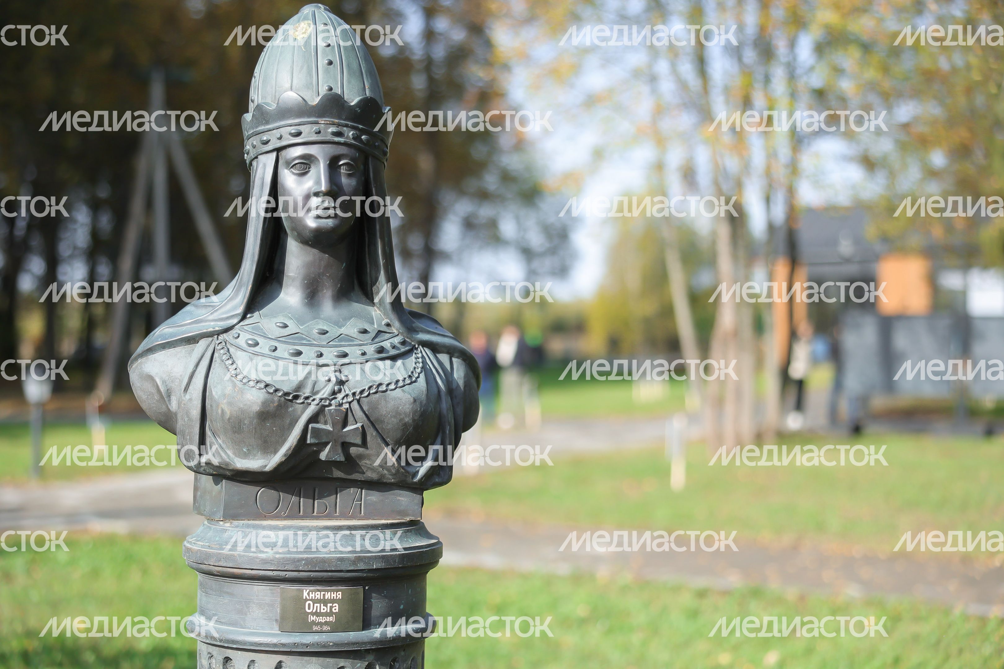 Бюст княгини Ольги в Аллее правителей в усадьбе Татищева под Солнечногорском Бюст княгини Ольги в Аллее правителей в усадьбе Татищева под Солнечногорском
